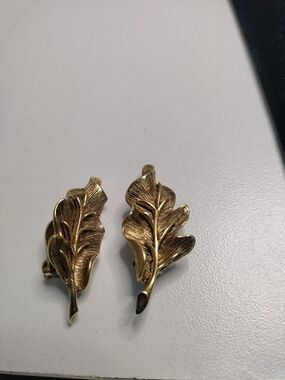 Vintage Oscar De La Renta Signed Leaf Leaves Gold Tone Statement ClipOn Earrings